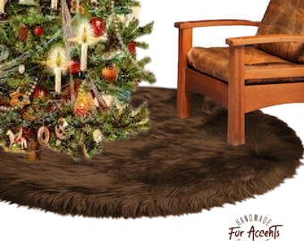 Könnte beinhalten: Ein runder brauner Kunstfellteppich, perfekt für die Platzierung unter einem Weihnachtsbaum. Der Teppich ist handgefertigt von Fur Accents. Ein Holzstuhl befindet sich im Hintergrund.