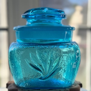 Bote con pergamino de arena vintage de L. E. Smith, azul claro, década de 1960, EE. UU., vidrio turquesa, cocina moderna de mediados de siglo, ama de casa, abuela, elegante, café, sirena