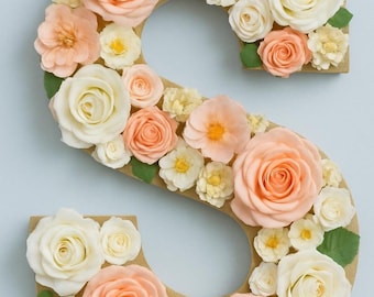 Individueller Holzbuchstabe mit Seidenblumen - Personalisiertes Blumendekor | Babyparty, Kinderzimmer, Hochzeitsgeschenk