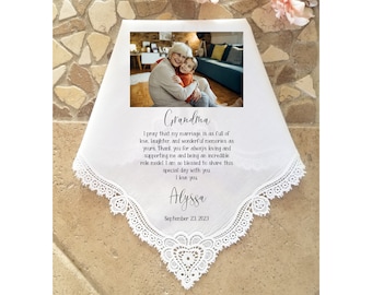 Puede incluir: Un pañuelo blanco con ribete de encaje y una foto de una abuela y un nieto. El pañuelo tiene un mensaje que dice: "Abuela Rezo para que mi matrimonio esté tan lleno de amor, risas y recuerdos maravillosos como los tuyos. Gracias por amarme y apoyarme siempre y por ser un modelo increíble. Estoy tan bendecida de compartir este día especial contigo Te quiero Alyssa 23 de septiembre de 2023"