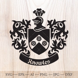 Puede incluir: Gráfico vectorial en blanco y negro de un escudo de armas con un casco, un escudo y una pancarta. El escudo presenta un diseño de cuatro rosas y la pancarta dice "Knowles".