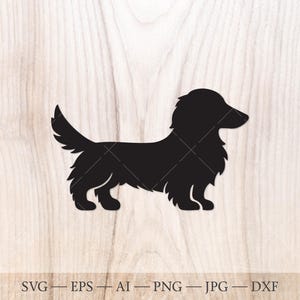 Könnte beinhalten: Schwarze Silhouette eines langhaarigen Dackels im Profil. Der Hund hat einen langen Körper, kurze Beine und einen flauschigen Schwanz. Das Bild befindet sich auf einem hellen Holzmaserungshintergrund. Der untere Teil des Bildes enthält den Text: SVG - EPS - AI - PNG - JPG - DXF.