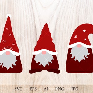 Könnte beinhalten: Drei rote und weiße Gnome mit weißen Bärten und verschiedenen Hüten. Der Gnome links trägt einen roten Hut mit weißen Herzen, der Gnome in der Mitte einen roten Hut mit einem weißen Bommel und der Gnome rechts einen roten Hut mit weißen Sternen.