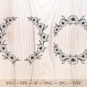 Op de afbeelding: Zwart-wit bloemenkransontwerpen. De afbeelding toont drie verschillende bloemenkransontwerpen, waaronder een volledige cirkel en twee halve cirkel arrangementen. De kransen zijn samengesteld uit gedetailleerde bloemen- en bladerillustraties. De onderkant van de afbeelding bevat de tekst "SVG - EPS - AI - PNG - JPG - DXF."
