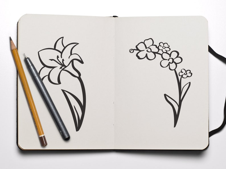 K&ouml;nnte beinhalten: Ein Skizzenbuch mit zwei Schwarzwei&szlig;-Zeichnungen von Blumen. Die linke Seite zeigt eine Lilie und die rechte Seite einen Strau&szlig; Vergissmeinnicht.