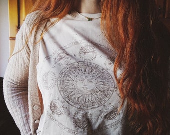 Rueda del año Eco Print Camiseta unisex de algodón orgánico - Camisetas para amantes de la astrología y las constelaciones, regalos de brujas, Fairycore, Goblincore