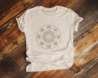 DEFECTO DE IMPRESIÓN Rueda del año Eco Print Camiseta unisex de algodón orgánico - Camisetas para amantes de la astrología y regalos de brujas, Fairycore, Goblincore