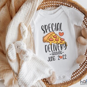 Special Delivery Pizza Pizza Baby Announcement Onesie® Brand: Custom Due Date, Pregnancy Reveal Bodysuit bild 7