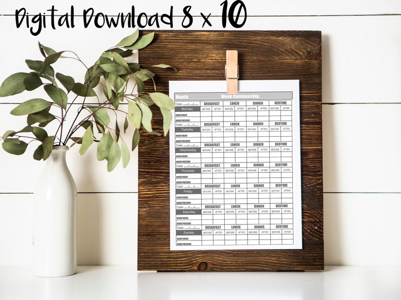 Op de afbeelding: Printbare wekelijkse maaltijdplanner met een grijs en wit ontwerp. De planner bevat secties voor ontbijt, lunch, diner en bedtijd. De planner is gelabeld "Week beginnend".