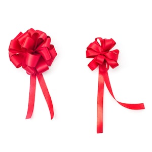 Könnte beinhalten: Zwei leuchtend rote Satin-Schleifen auf weißem Hintergrund. Eine Schleife ist groß und rund, die andere kleiner mit langen, fließenden Bändern. Ideal zum Geschenkeverpacken oder Dekorieren.