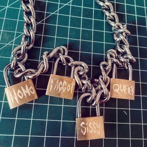 Homo Fggt Sissy Queer puissance 4 - La chaîne de cou cadenas gourmette est là !! Ensemble de 4 cadenas gravés à la main sur de l&#39;acier inoxydable de haute qualité