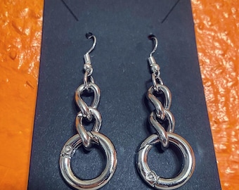 NOUVEAUTÉ - Boucles d'oreilles pendantes en acier inoxydable avec chaîne et o ring. Poids et taille corrects. Vendus par paire avec un papier cartonné noir.