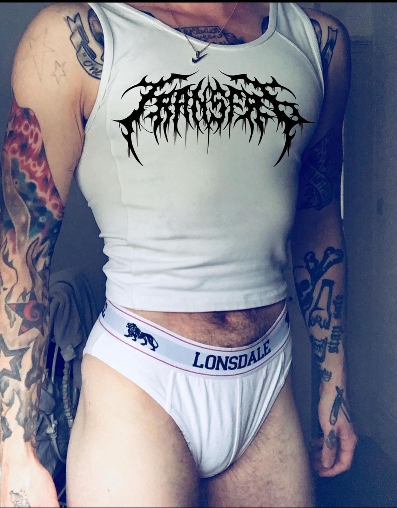 Op de afbeelding: Een wit tanktop met een zwart bandlogo met de tekst "Terrorizer". Het tanktop wordt gedragen door een persoon met tatoeages op zijn armen.