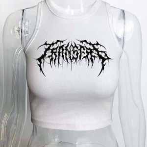 Op de afbeelding: Witte, mouwloze crop top met een zwarte grafische print van het woord "FANGS" in een gestileerd gotisch lettertype.