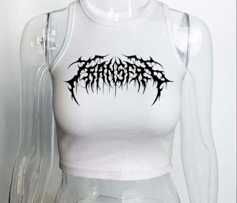 Op de afbeelding: Witte, mouwloze crop top met een zwarte grafische print van het woord "FANGS" in een gestileerd gotisch lettertype.