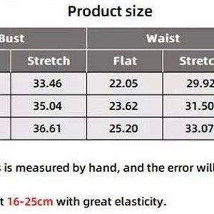 Op de afbeelding: Een maattabel voor kleding met metingen in inches voor de borst, taille, schouder en lengte. De tabel bevat de maten S, M en L. De tabel bevat ook metingen voor plat en uitgerekt.