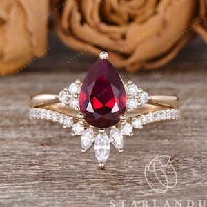 1.5ct Pear Shaped Lab Ruby Bridal Set 2pcs Cluster Gold Marquise Moissanite Wedding Band Women Birthstone Unique Vintage Inspired Set Gift