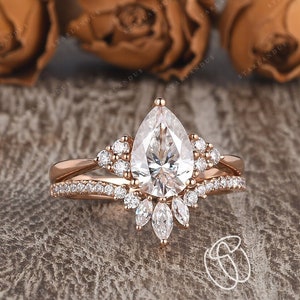 1.5-3ct Pear Shaped Moissanite Bridal Set Moissanite Engagement Ring Rose Gold Cluster Wedding Women Unique Marquise Moissanite Band Chevron