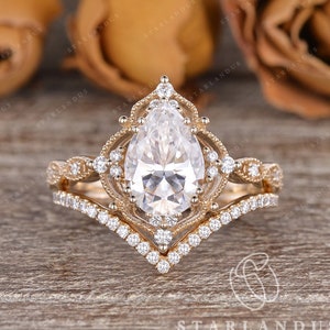 2ct Art Deco Bridal Set 2pcs Pear Shaped Moissanite Engagement Ring Rose Gold Chevron Paved Wedding Ring Women Flower Vintage Inspired Ring