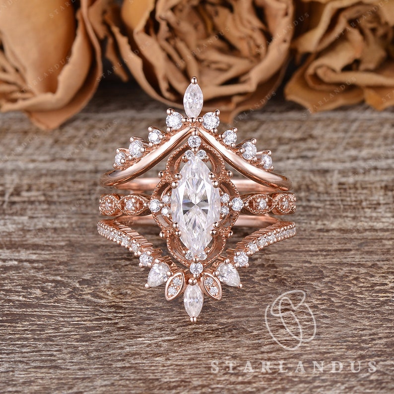 Unique Marquise Shape Moissanite Engagement Ring Set Rose Gold Moissanite Cluster Wedding Ring Cage Ring Vintage Bridal Set Rings For Women immagine 2