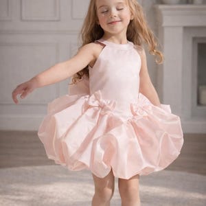 以下が含まれることがあります： 斑点のあるマット仕上げのセラミックマグカップ3個セット。マグカップはクリーム色、ライトグレー、ダークグレーの色合いです。各マグカップはシンプルでミニマリストなデザインで、丸みを帯びたハンドルが付いています。コーヒー、紅茶、その他の飲み物に最適です。