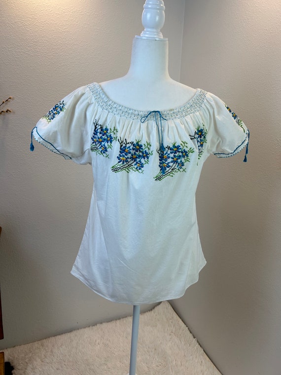 Vintage Embroidered Hungarian Blouse, Floral Peas… - image 3