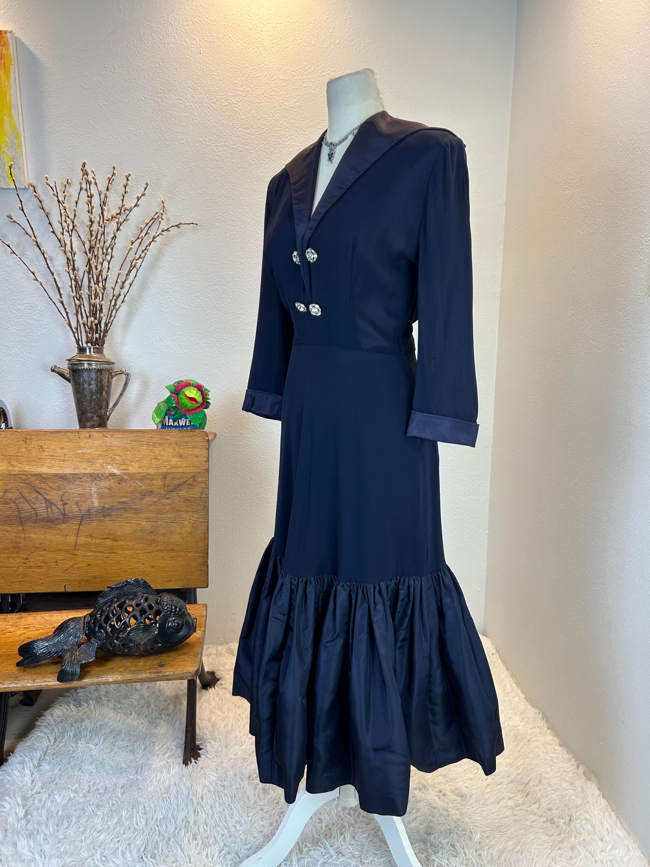 1940s mermaid dress 1940s mermaid hem gown by Chanel. Breathtakingly glamorous! #vintage #vintagefashion #fashion #chanel #1940shchanel #vintagechanel #1940sdress