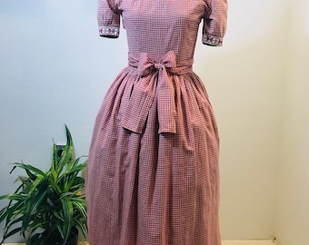 1950s Gingham Dress / 50s dress / with Hand Ebroidered Collar and Cuffs