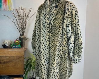 1980s coat / 1980s faux fur coat / 1980s leopard coat