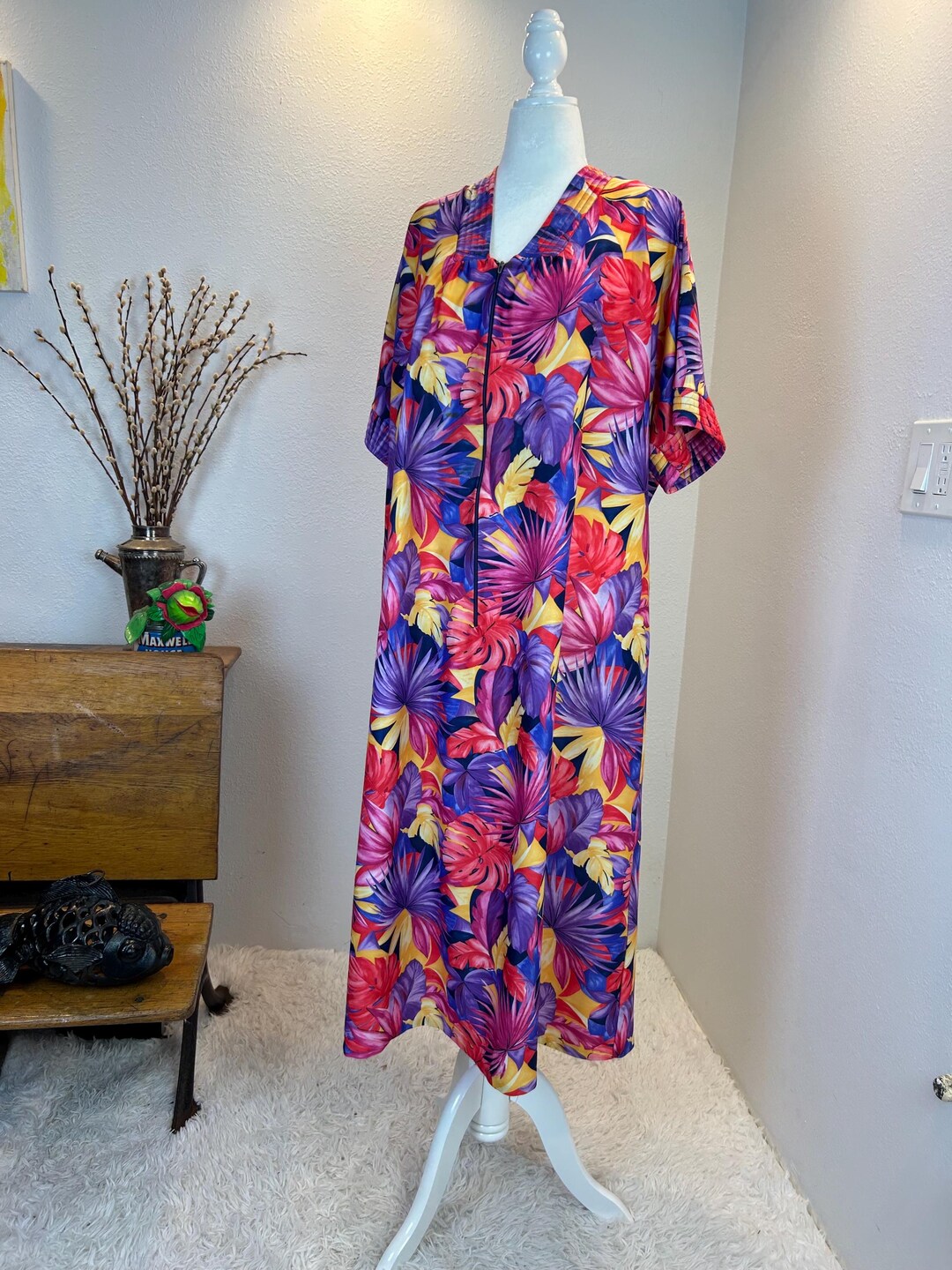 1980s Auntie Styleのムームー Muu Muu Hawaii 1980s Hawaiian Print Mumu Dress: Vibrant Vintage Loungewear - Etsy