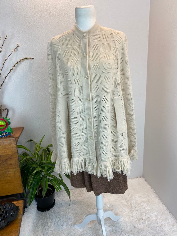 1970s Knit Cape / 70s knit Cape/ 1970s shawl - image 3