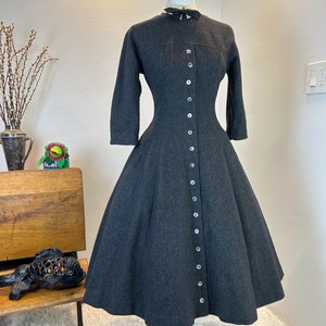 Abito anni &#39;50 / Abito anni &#39;50 / Abito New Look / Abito a quadri primi anni &#39;50 con stampa folle Abito aderente e svasato anni &#39;50 / Moda anni &#39;50 / Anni &#39;50