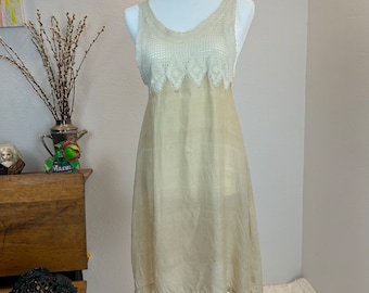 Antikes Seiden-Slipkleid mit Häkelborte, 1920er Jahre Unterwäsche