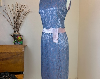 Blauwe kanten cocktailjurk jaren 1950, 27 inch taille