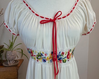 Vintage 70s Embroidered Nightgown : Empire Waist / vintage night gown / vintage lingerie