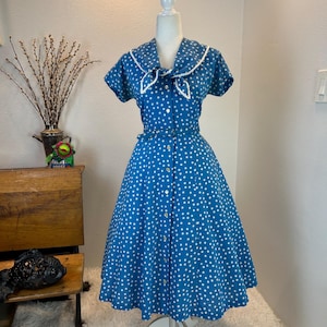 Abito anni &#39;50 / Abito anni &#39;50 / Abito chemisier vintage / Abito primi anni &#39;50 / Abito aderente e svasato anni &#39;50 / Moda anni &#39;50 / Anni &#39;50 / Abito chemisier