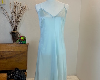 1980s Vintage hellblaue Nylon-Slip, Größe 40