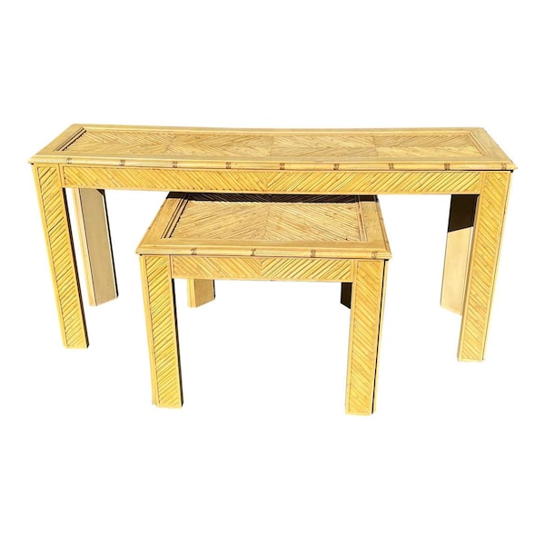 Conjunto de mesas de encaixe em imitação de bambu dos anos 70, estilo boho costeiro, com console e mesa de centro/lateral.