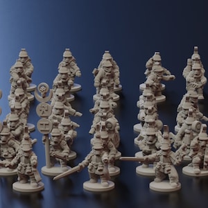 Puede incluir: Un conjunto de 20 figuras en miniatura de plástico gris de soldados con cascos y armas. Las figuras están de pie sobre bases redondas.