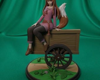 Könnte beinhalten: Eine 3D-gedruckte Figur einer weiblichen Anime-Figur mit langen roten Haaren und einem Fuchsschwanz. Sie trägt ein rosa Hemd, eine braune Hose und braune Schuhe. Sie sitzt auf einem Holzkarren mit einem Rad. Der Karren steht auf einem grünen Sockel mit einem Erdweg und grünen Pflanzen.
