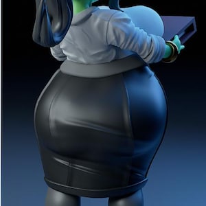 Puede incluir: Una figura de piel verde con el pelo negro en una coleta, que lleva una blusa blanca, una falda negra y botas negras. La figura sostiene una carpeta marr&oacute;n en su mano derecha.