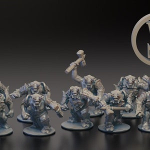 Puede incluir: Un conjunto de diez figuras en miniatura de plástico gris de orcos, cada una con un arma, de pie sobre bases redondas. Las figuras están en varias posturas de lucha.