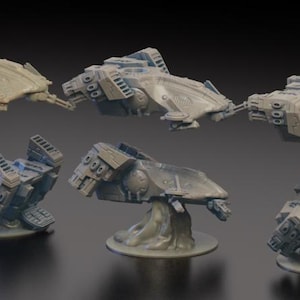 Op de afbeelding: Zes grijze miniatuurmodellen van ruimteschepen, elk met gedetailleerde mechanische kenmerken. De modellen variëren in ontwerp, sommige met vleugels en andere met een compactere, afgeronde vorm. Ze worden gepresenteerd tegen een donkere achtergrond.