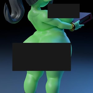 Puede incluir: Una figura de piel verde con el pelo largo y negro recogido en una coleta. La figura lleva botas negras y sostiene un libro cerrado en una mano.