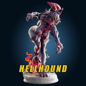 Puede incluir: Figura detallada de una hellhound femenina con rasgos de lobo, incluyendo orejas y cola. La figura es principalmente gris oscuro con acentos rojos, ojos amarillos y una lengua que sobresale. La base dice "HELLHOUND" en texto amarillo.