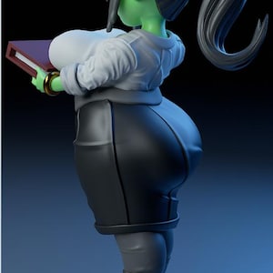 Puede incluir: Una figura de piel verde con el pelo largo y negro recogido en una coleta, lleva una blusa blanca, una falda negra y botas negras. La figura sostiene un libro cerrado en su mano izquierda.
