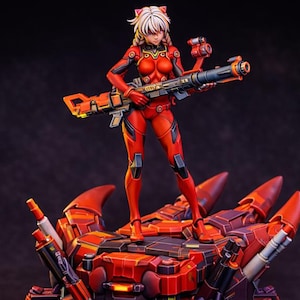Puede incluir: Figura roja y negra de un personaje femenino de anime, sosteniendo un arma grande. La figura está de pie sobre una estructura mecánica roja y negra. El personaje lleva un traje rojo con pelo blanco.