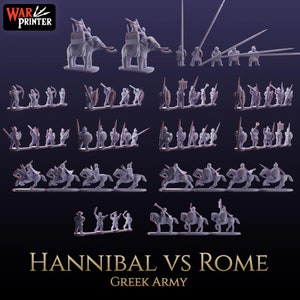 Op de afbeelding: Een set plastic speelgoed soldaten die een Grieks leger voorstellen, met infanterie, cavalerie en olifanten. De soldaten zijn geschilderd in grijstinten en wit, met rode accenten. De set is gelabeld "Hannibal vs Rome Greek Army".