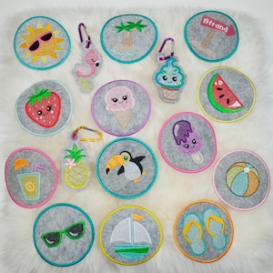 Könnte beinhalten: Ein Set mit 16 Filzpatches mit verschiedenen Sommermotiven, darunter eine Sonne, Palmen, Eiscreme, eine Wassermelone, ein Strandball, Flip-Flops, ein Segelboot, ein Tukan, eine Ananas, ein Saftkarton, Sonnenbrillen und ein Schild mit der Aufschrift "Strand".