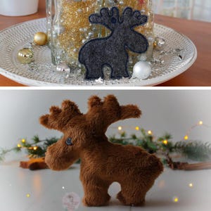 Op de afbeelding: Twee pluche rendier ornamenten, een grijs en een bruin. Het grijze rendier is plat en heeft een eenvoudig ontwerp. Het bruine rendier is een 3D pluche speelgoed met een knoop oog.
